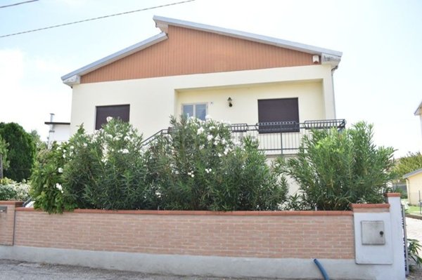 casa indipendente in vendita a Cento