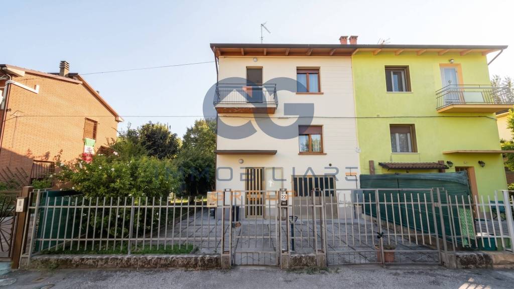 casa indipendente in vendita a Cento
