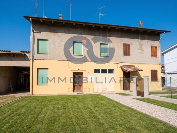 casa indipendente in vendita a Cento