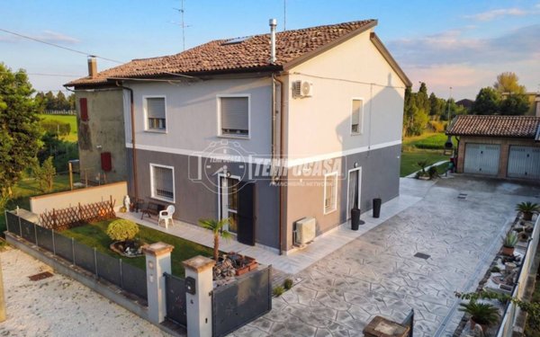casa indipendente in vendita a Cento in zona Casumaro