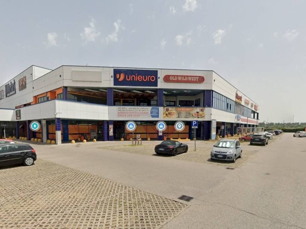negozio in vendita a Cento in zona Corporeno