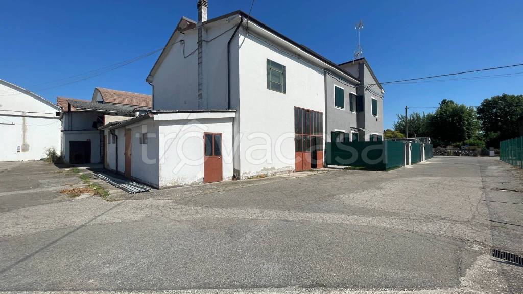 locale commerciale in vendita a Cento in zona Renazzo
