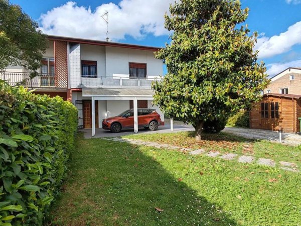 casa indipendente in vendita a Cento in zona Molino Albergati