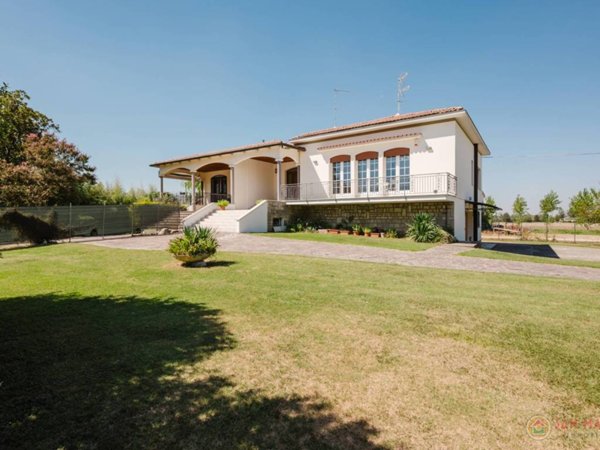casa indipendente in vendita a Cento in zona Molino Albergati