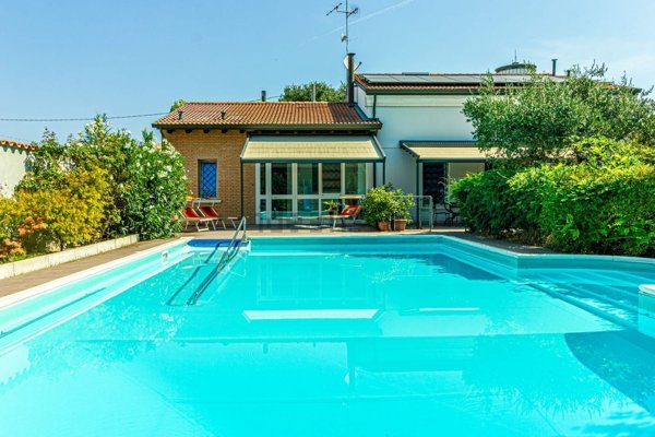 casa indipendente in vendita a Cento in zona Buonacompra