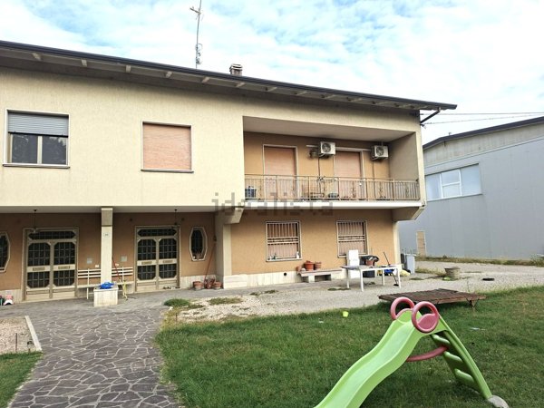 casa indipendente in vendita a Cento in zona Buonacompra
