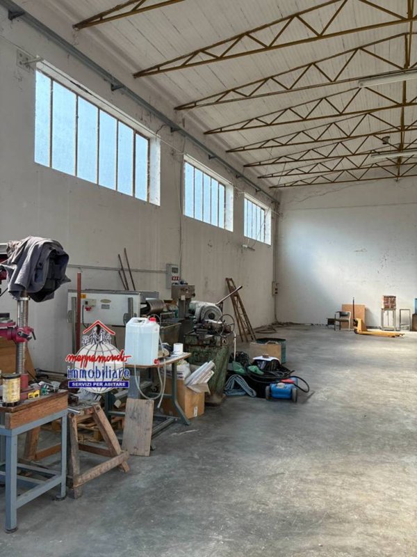 locale di sgombero in vendita a Cento in zona XII Morelli
