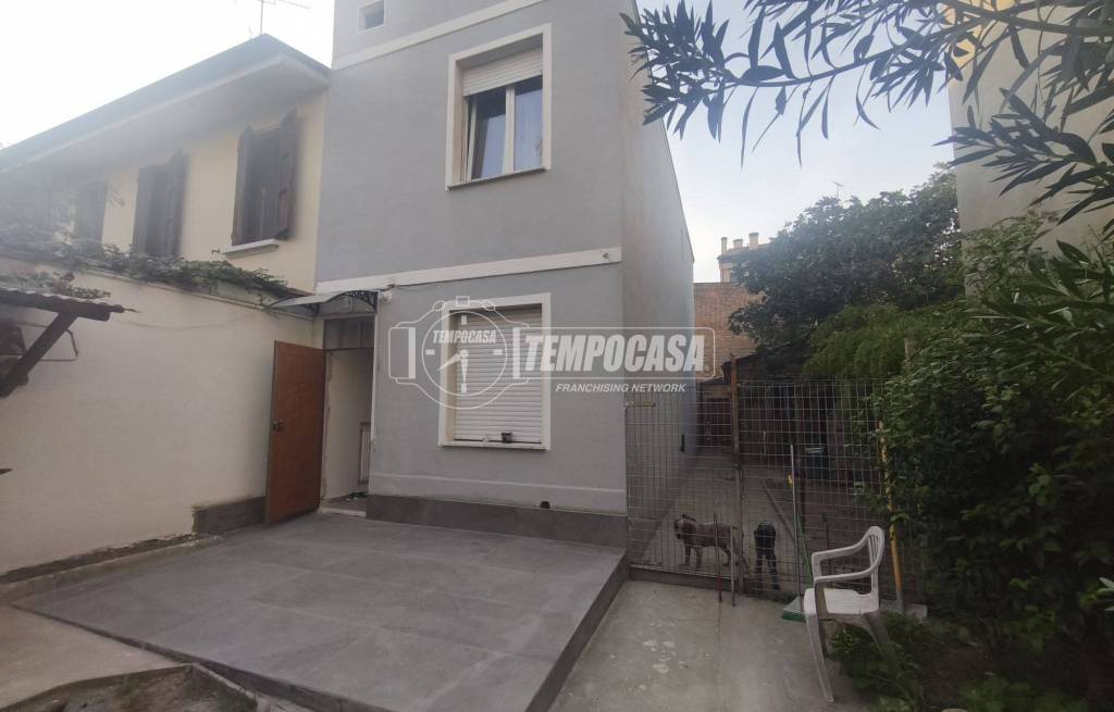 casa indipendente in vendita a Cento