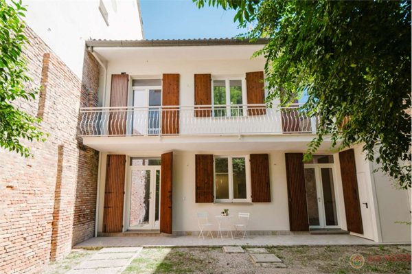 casa indipendente in vendita a Cento