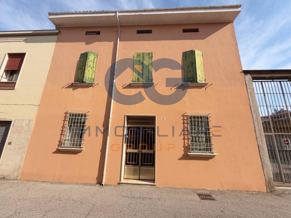 casa indipendente in vendita a Cento
