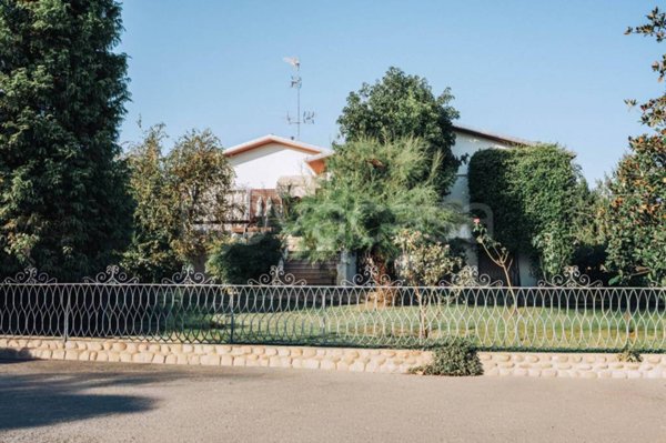 casa indipendente in vendita a Cento