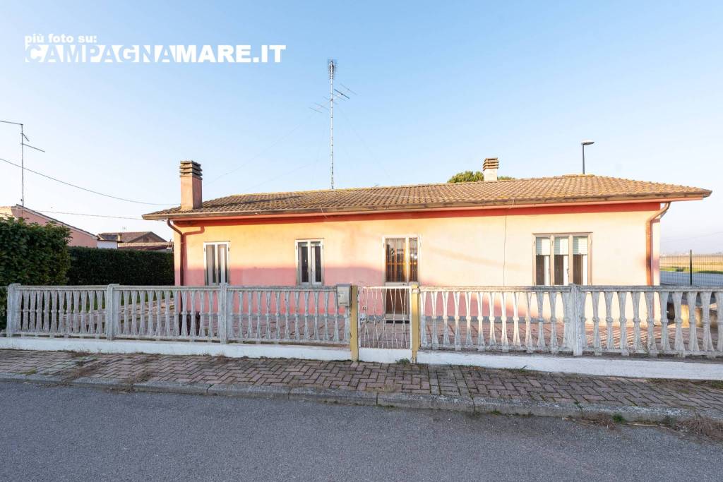 casa indipendente in vendita a Codigoro in zona Mezzogoro