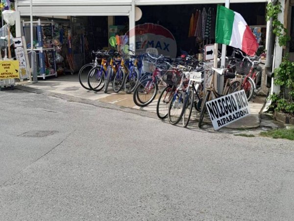 negozio in vendita a Comacchio in zona Lido di Volano