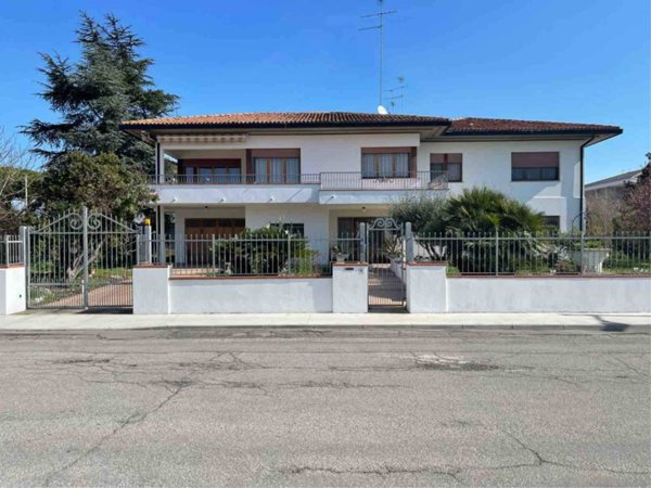 casa indipendente in vendita a Comacchio in zona Lido di Pomposa