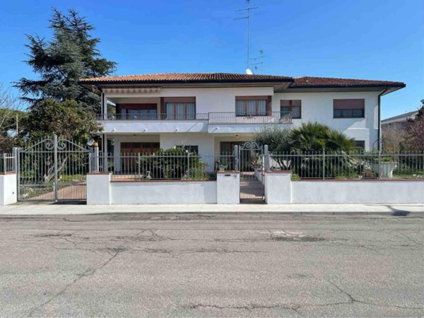 casa indipendente in vendita a Comacchio in zona Lido di Pomposa