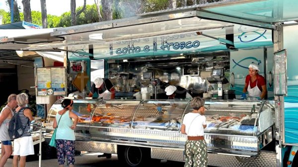 negozio in vendita a Comacchio in zona Lido di Spina