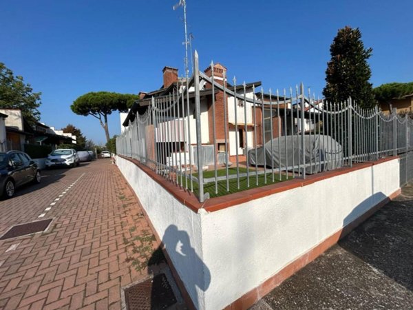 casa indipendente in vendita a Comacchio in zona Lido degli Estensi