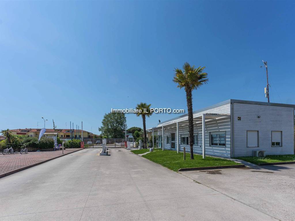 negozio in vendita a Comacchio in zona Lido degli Estensi