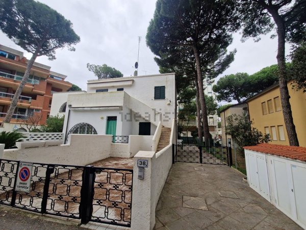 casa indipendente in vendita a Comacchio in zona Lido degli Estensi