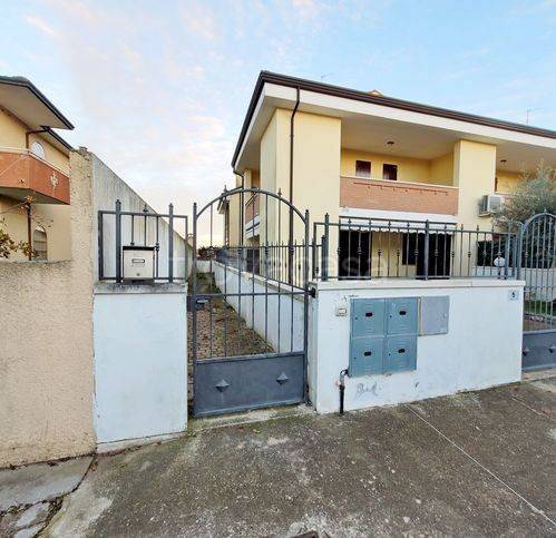 casa indipendente in vendita a Comacchio in zona Lido degli Estensi