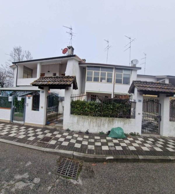 casa indipendente in vendita a Comacchio in zona Lido degli Scacchi