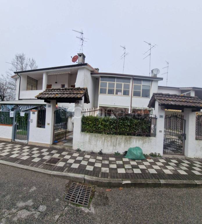casa indipendente in vendita a Comacchio in zona Lido degli Scacchi