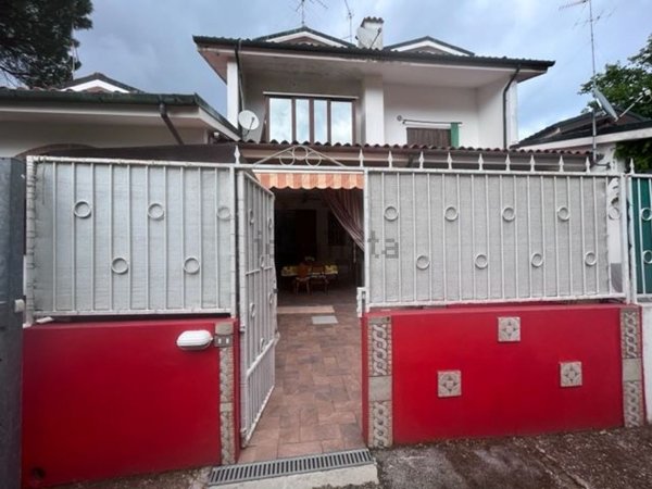 casa indipendente in vendita a Comacchio in zona Lido di Volano