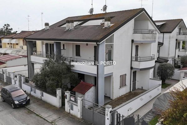 casa indipendente in vendita a Comacchio in zona Lido degli Estensi
