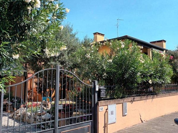 casa indipendente in vendita a Comacchio in zona Lido degli Estensi