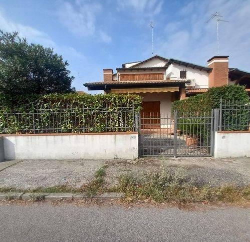 casa indipendente in vendita a Comacchio in zona Lido degli Estensi