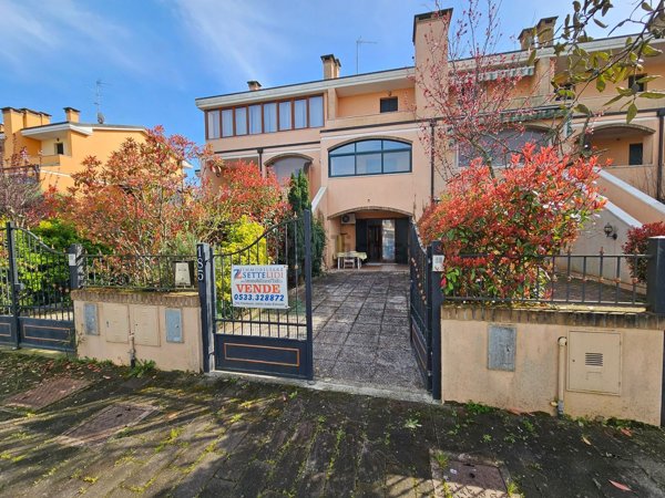 casa indipendente in vendita a Comacchio in zona Lido degli Estensi
