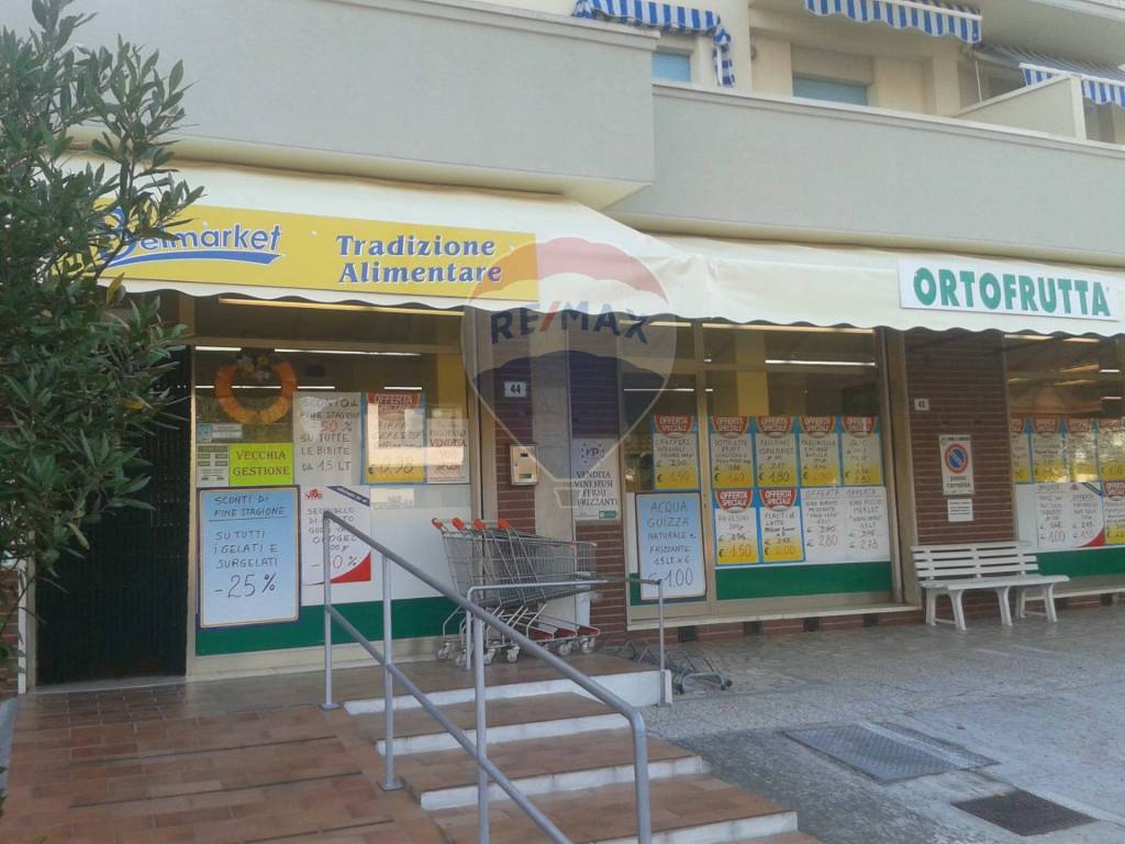locale commerciale in vendita a Comacchio in zona Lido degli Estensi