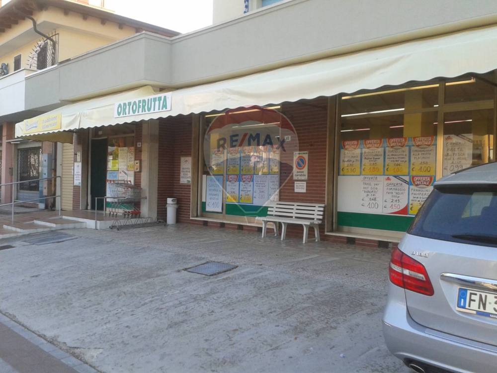 locale commerciale in vendita a Comacchio in zona Lido degli Estensi