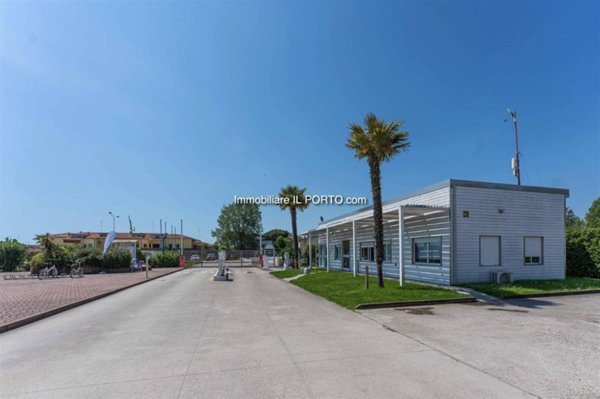 negozio in vendita a Comacchio in zona Lido degli Estensi