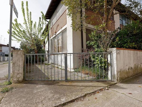 casa indipendente in vendita a Comacchio in zona Lido degli Estensi