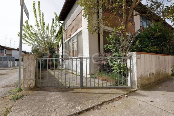 casa indipendente in vendita a Comacchio in zona Lido degli Estensi