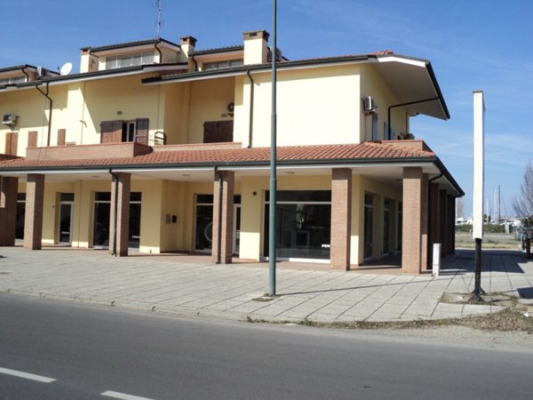 negozio in vendita a Comacchio in zona Lido degli Estensi