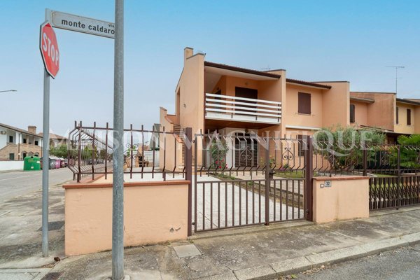 casa indipendente in vendita a Comacchio in zona Lido degli Scacchi