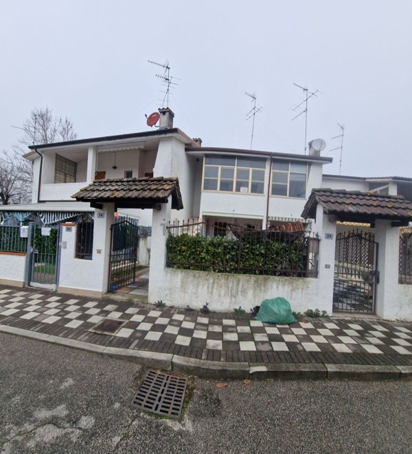 casa indipendente in vendita a Comacchio in zona Lido degli Scacchi