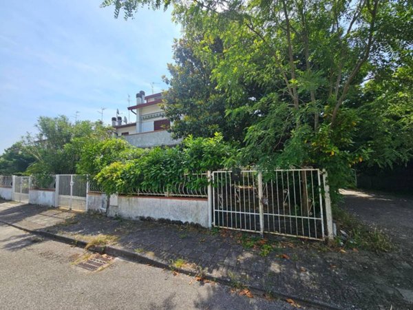 casa indipendente in vendita a Comacchio in zona Lido degli Scacchi