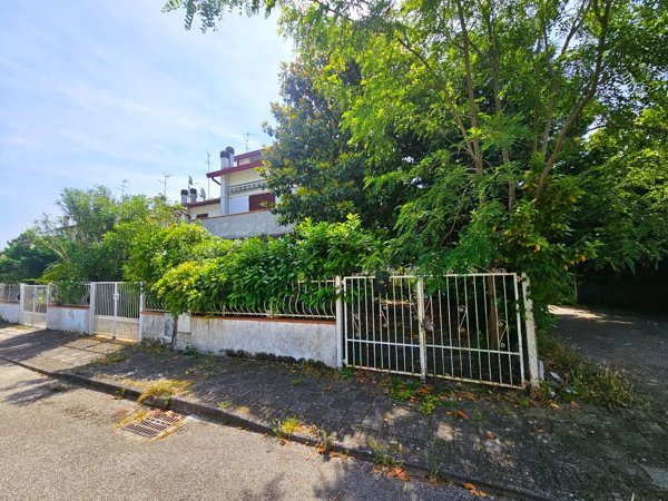 casa indipendente in vendita a Comacchio in zona Lido degli Scacchi