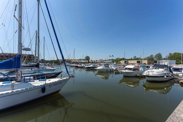 negozio in vendita a Comacchio in zona Lido degli Estensi