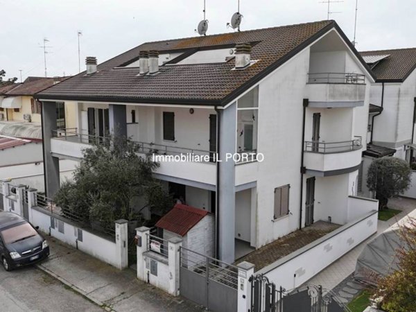 casa indipendente in vendita a Comacchio in zona Lido degli Estensi