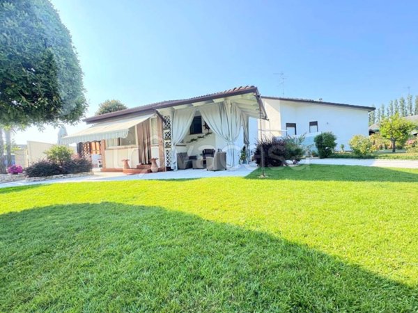 casa indipendente in vendita a Comacchio in zona Lido delle Nazioni