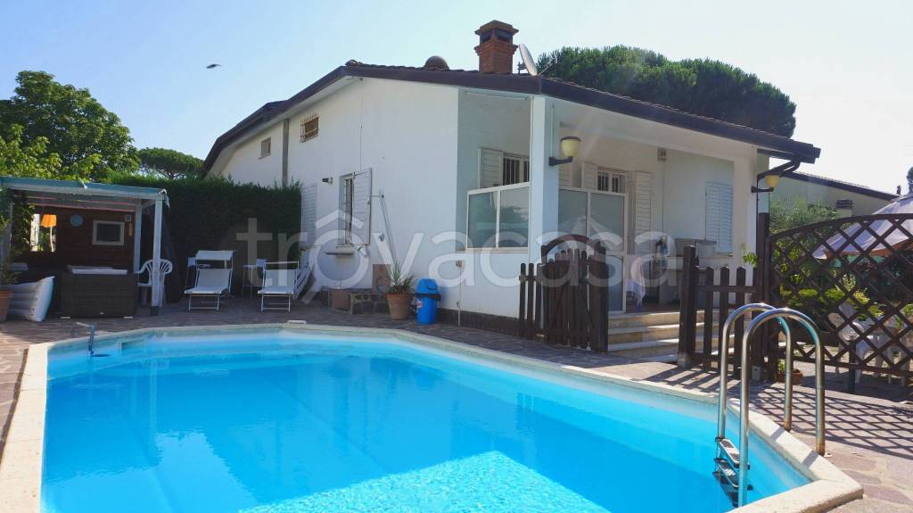 casa indipendente in vendita a Comacchio in zona Lido delle Nazioni