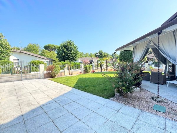 casa indipendente in vendita a Comacchio in zona Lido delle Nazioni