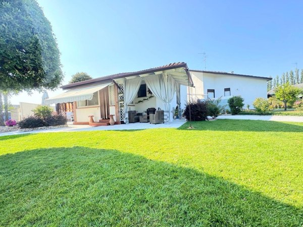 casa indipendente in vendita a Comacchio in zona Lido delle Nazioni