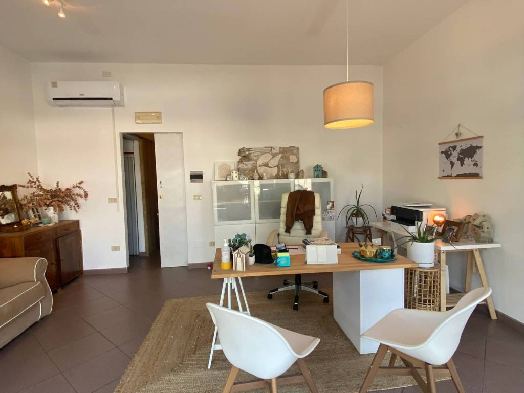 negozio in vendita a Comacchio in zona Lido degli Estensi