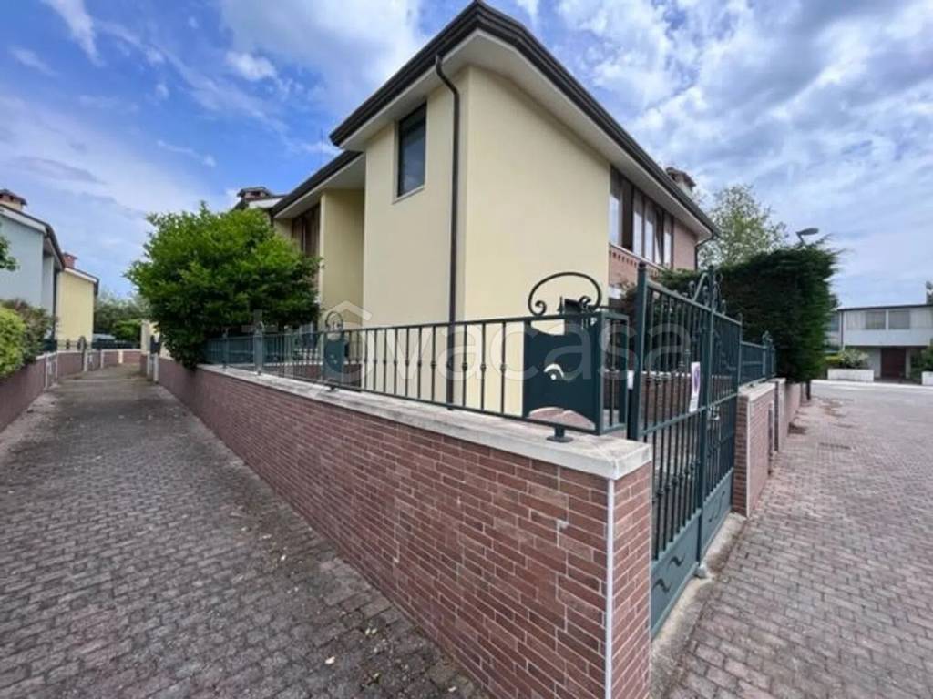 casa indipendente in vendita a Comacchio in zona Lido delle Nazioni