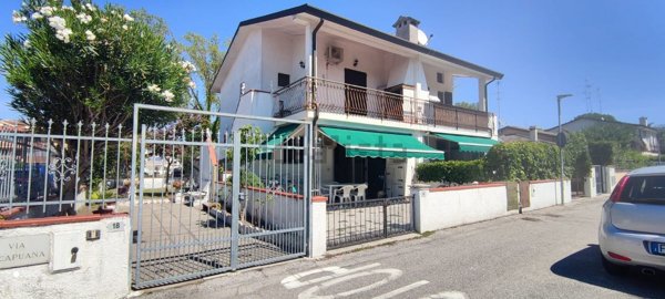 casa indipendente in vendita a Comacchio in zona Lido degli Estensi